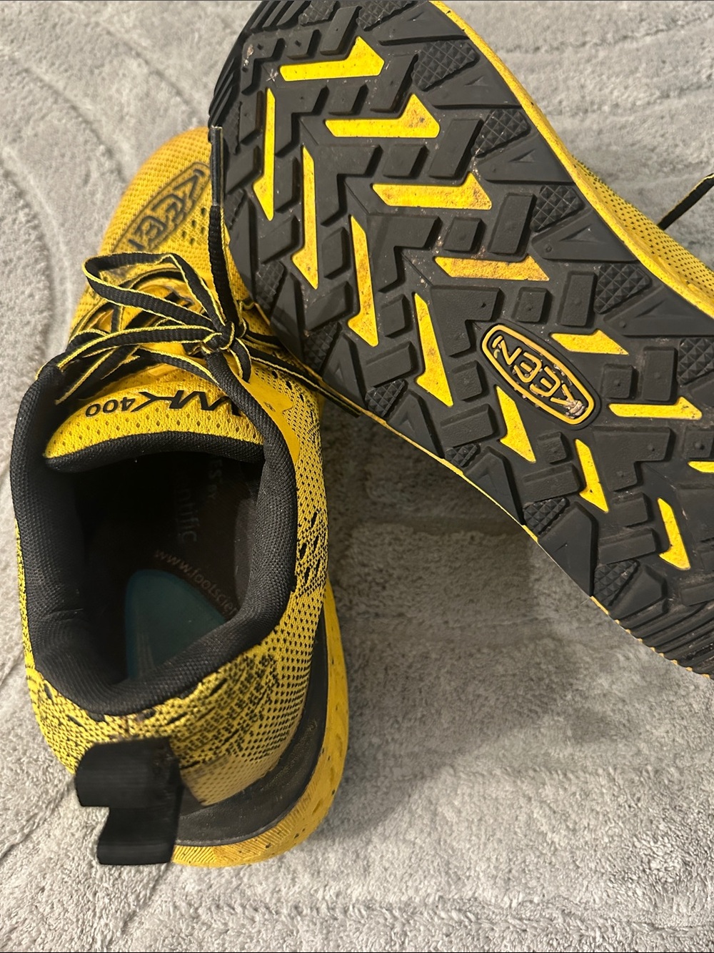 Keen WK400 Men’s Yellow and Black Athletic Shoes - Picture 4 of 5